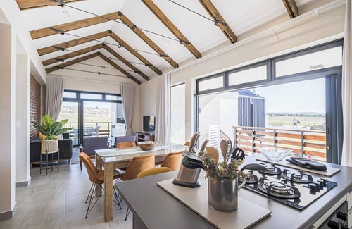 Jeffreys Bay Apartment | Modern 2-bedroom apartment in Jeffreys Bay situated in secure Beach Estate