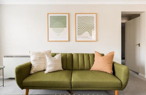 Leamington Spa Apartment | Renovated Chestnut Court: 2-Bedroom with Fast Wi-Fi
