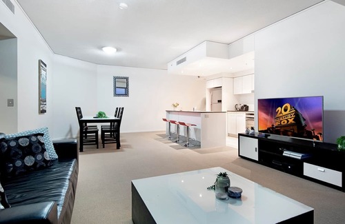 Broadbeach Apartment | Stylish 2 Bedroom Apartment with Oceanfront Views
