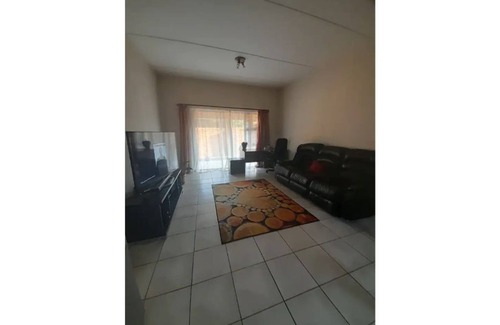 Germiston Apartment | Stylish 2-Bedroom Apartment Near Mall, Family-Friendly