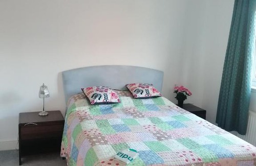 Uddingston Apartment | Modern 2 Bedroom Apartment Near City Centre with Train Access