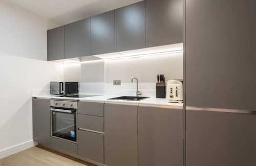 Leeds Apartment | Modern 2 Bedroom Apartment with Balcony in Leeds