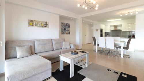 Platja de l'Arenal Apartment | Beachside 2 Bedroom Apartment with Pool & Ocean View