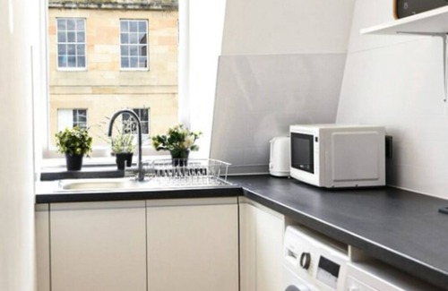 Bonnington Apartment | Modern City Centre Apartment with Parking & Breakfast