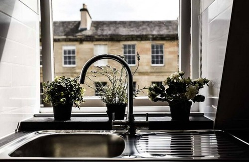 Bonnington Apartment | Modern City Centre Apartment with Parking & Breakfast