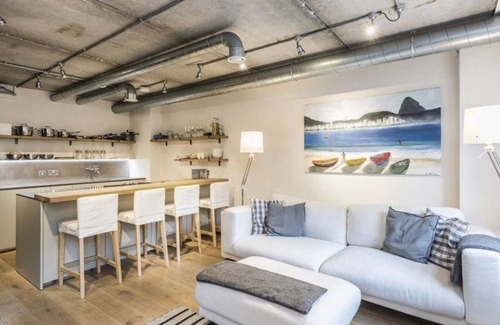 Cathedrals Apartment | Modern 2-Bedroom Flat with Hot Tub in Central London