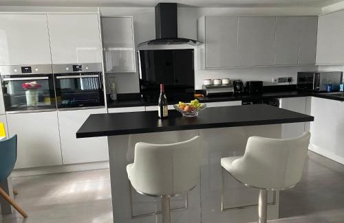 Dagenham Apartment | Modern 2-Bedroom Apartment with Garden & Hot Tub Awaits