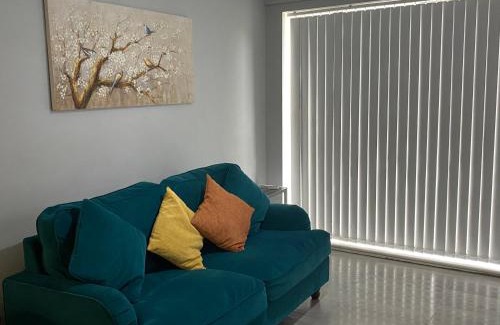 Dagenham Apartment | Modern 2-Bedroom Apartment with Garden & Hot Tub Awaits