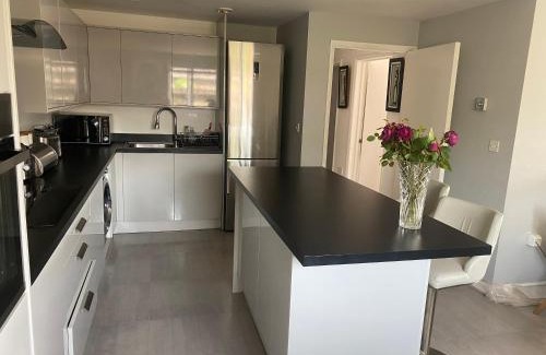 Dagenham Apartment | Modern 2-Bedroom Apartment with Garden & Hot Tub Awaits
