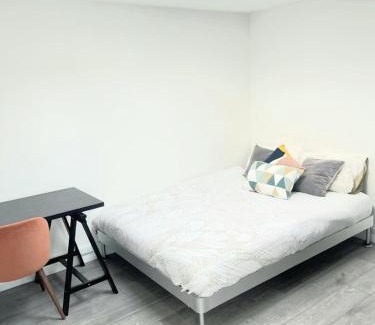 Roxeth Apartment | Stylish 2 Bedroom Flat with Garden in London - Rated 10/10