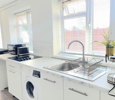Roxeth Apartment | Stylish 2 Bedroom Flat with Garden in London - Rated 10/10