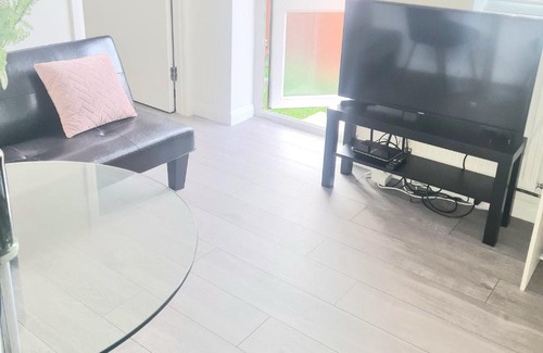 Roxeth Apartment | Stylish 2 Bedroom Flat with Garden in London - Rated 10/10
