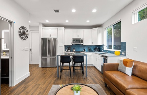 Cherrywood House | Contemporary 2 Bedroom Retreat Steps from UT's Nightlife