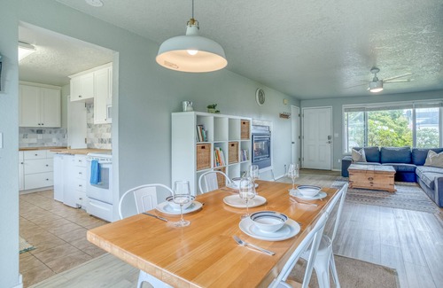 Gearhart House | Stylish 2 Bedroom Retreat in Downtown Gearhart, Steps to Beach