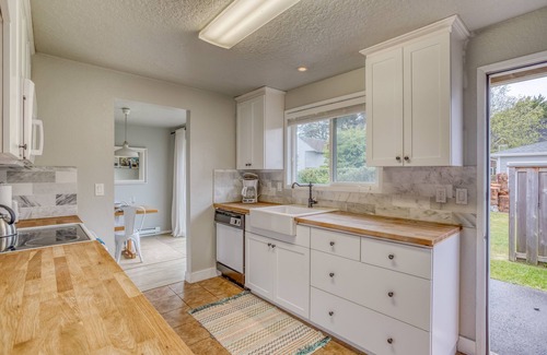 Gearhart House | Stylish 2 Bedroom Retreat in Downtown Gearhart, Steps to Beach