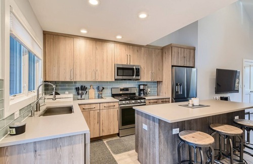 Austin Cabin | Modern 2-Bedroom Loft in Austin w Pool, Hot Tub,Fire pit,Goats,Alpacas,Chickens