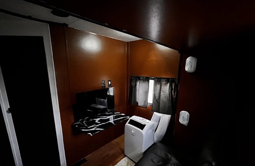 Fontana House | Cozy 2-Bedroom RV with Wi-Fi and Workspace for Families