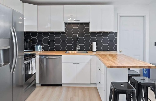 South Hill Apartment | Modern 2 Bedroom Retreat with Outdoor Space for Families