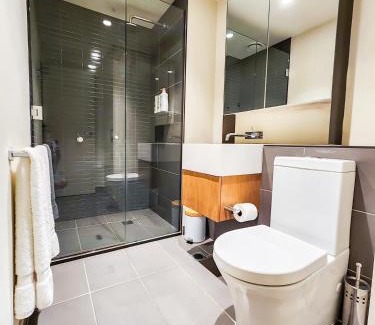 South Yarra Apartment | Modern 2-Bedroom Apartment with Pool & Hot Tub Access