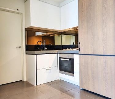 South Yarra Apartment | Modern 2-Bedroom Apartment with Pool & Hot Tub Access