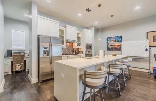 Old East Dallas House | Modern 2 BR, 4 Story Smarthome with Rooftop Hot Tub, Game Room and Skyline Views