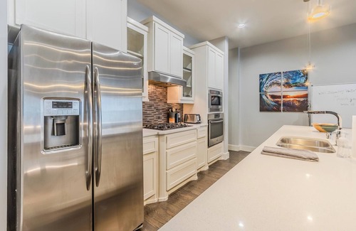 Old East Dallas House | Modern 2 BR, 4 Story Smarthome with Rooftop Hot Tub, Game Room and Skyline Views
