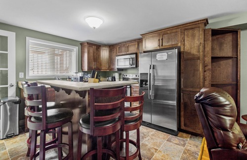 Terra Nova Apartment | Modern 2-BR Apt in West End with City Views