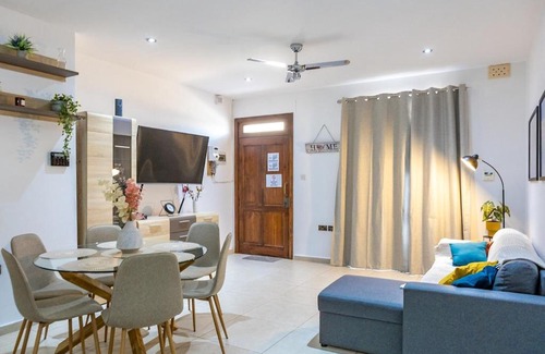 Marsaskala Apartment | Modern 2 Double Bedroom Apartment Yard & Fully AC