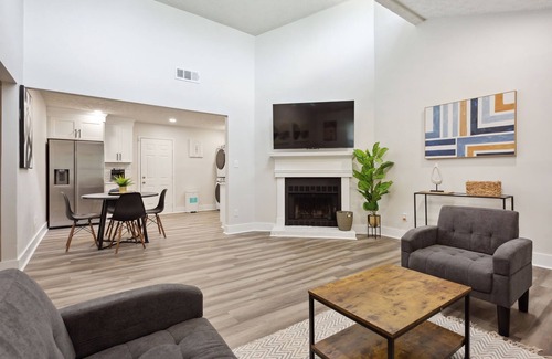 Athens House | Stylish Duplex with 2 King Beds Near UGA & Spa Amenities