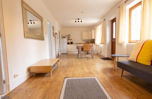 Brece Apartment | Contemporary Twin Bed Gite Accommodates Up to 6 Guests
