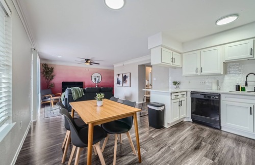 Triangle State Apartment | Modern 2B Getaway with Pool & Kitchen, Minutes to Downtown