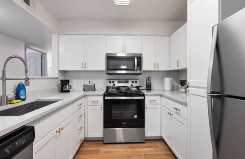 Tempe Apartment | Modern 2B2B: Stylish with Pool, Arcade, Gym, & Complimentary Parking