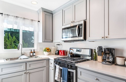 South Wrigley Apartment | Modern Casita Suite with Kitchen in Central Long Beach