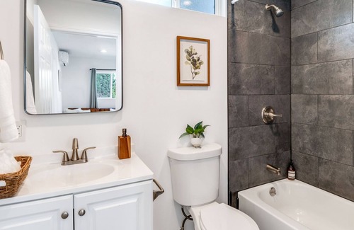 South Wrigley Apartment | Modern Casita Suite with Kitchen in Central Long Beach