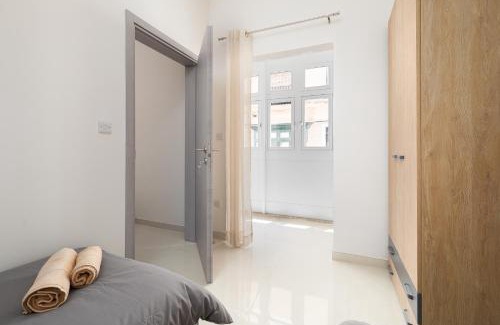Gzira Apartment | Modern 2BD Apartment with Maltese Balcony & Back Yard - Close to St Julian's & St Georges Bay & Sliema Promenade