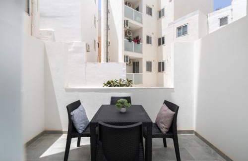 Gzira Apartment | Modern 2BD Apartment with Maltese Balcony & Back Yard - Close to St Julian's & St Georges Bay & Sliema Promenade