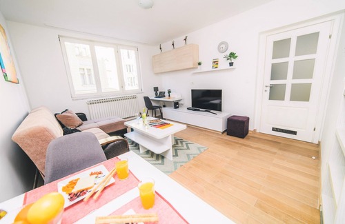 Old Town Apartment | Pet-Friendly 2BDR Apartment with Cathedral Views
