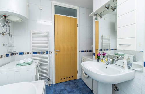 Old Town Apartment | Modern 2BDR Apartment with Free Parking in City Center