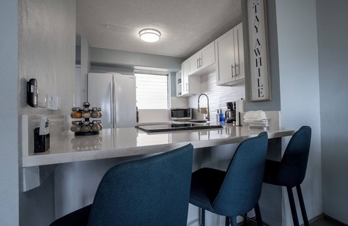 McCully - Moiliili Condo | Experience Comfort in a Newly Remodeled 2-Bedroom Condo