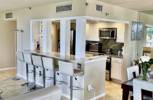 Highland Beach Condo | Modern 2BR Condo on the Intracoastal with Pool Access