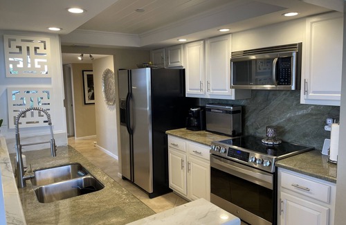 Highland Beach Condo | Modern 2BR Condo on the Intracoastal with Pool Access