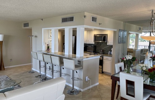 Highland Beach Condo | Modern 2BR Condo on the Intracoastal with Pool Access