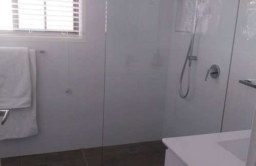 Burleigh Waters Apartment | Modern 2BR/2BA Oasis Minutes from Burleigh Heads Beach