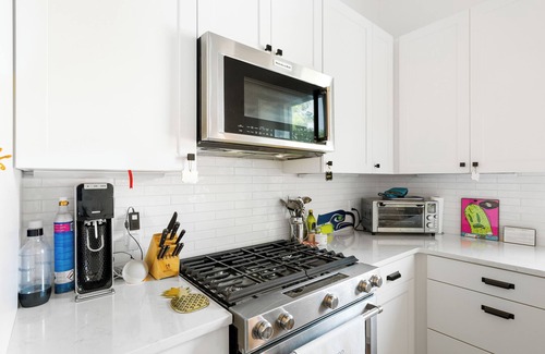 Chestnut House | Modern 2BR Getaway with Cathedral Ceilings & Family-Friendly Amenities