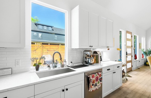 Chestnut House | Modern 2BR Getaway with Cathedral Ceilings & Family-Friendly Amenities