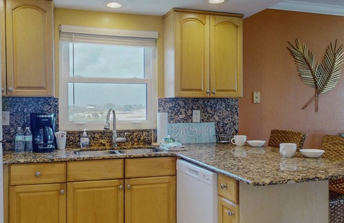 Treasure Island Condo | Beachfront Condo with Ocean View and Pool - Guest Rated 9.2