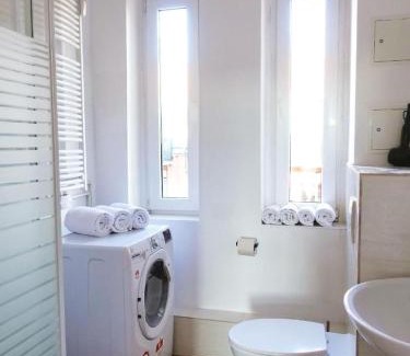Bahnhofsviertel Apartment | Modern 2BR apartment with 55" Smart TV & DeLonghi coffee machine