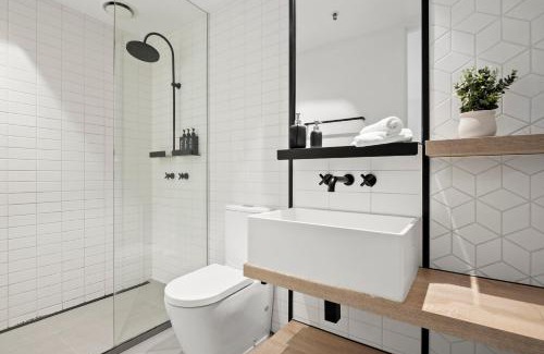 Docklands Apartment | Modern 2BR Apt at Marvel Stadium with Parking & Rooftop Pool