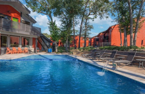 Garden Oaks Apartment | Modern 2BR Apt Pool+Gym+Free Parking Near Galleria