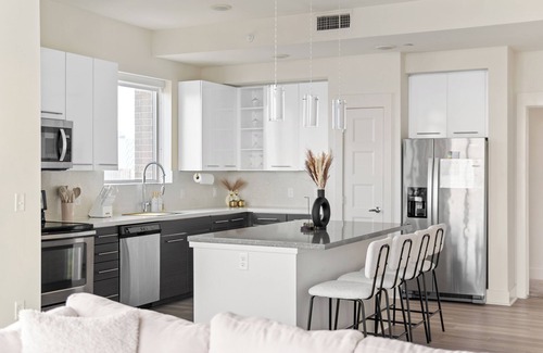 Midtown Apartment | Modern 2BR Condo with Free Parking & Downtown Houston Views